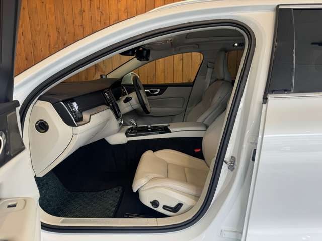 V60 リチャージ プラグイン ハイブリッド T6 AWD インスクリプション