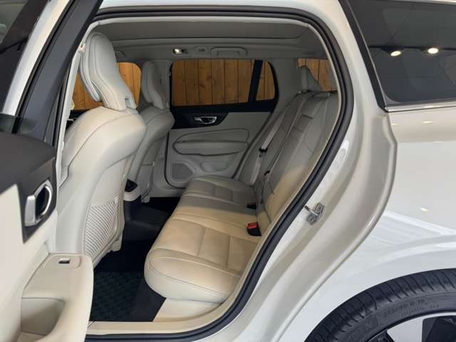 V60 リチャージ プラグイン ハイブリッド T6 AWD インスクリプション