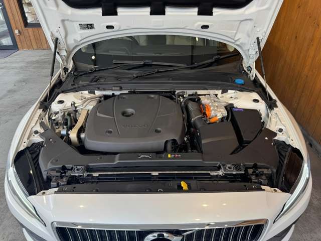 V60 リチャージ プラグイン ハイブリッド T6 AWD インスクリプション