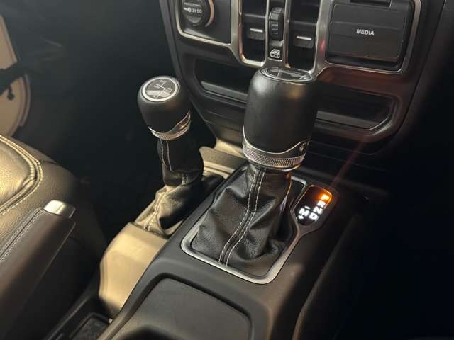 ラングラー アンリミテッド サハラ 2.0L 